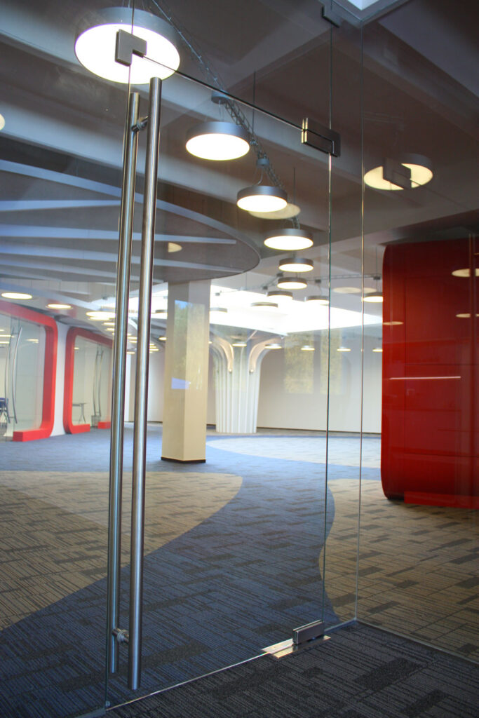 Nerezové madlo na skleněných dveřích - ohýbaná trubka