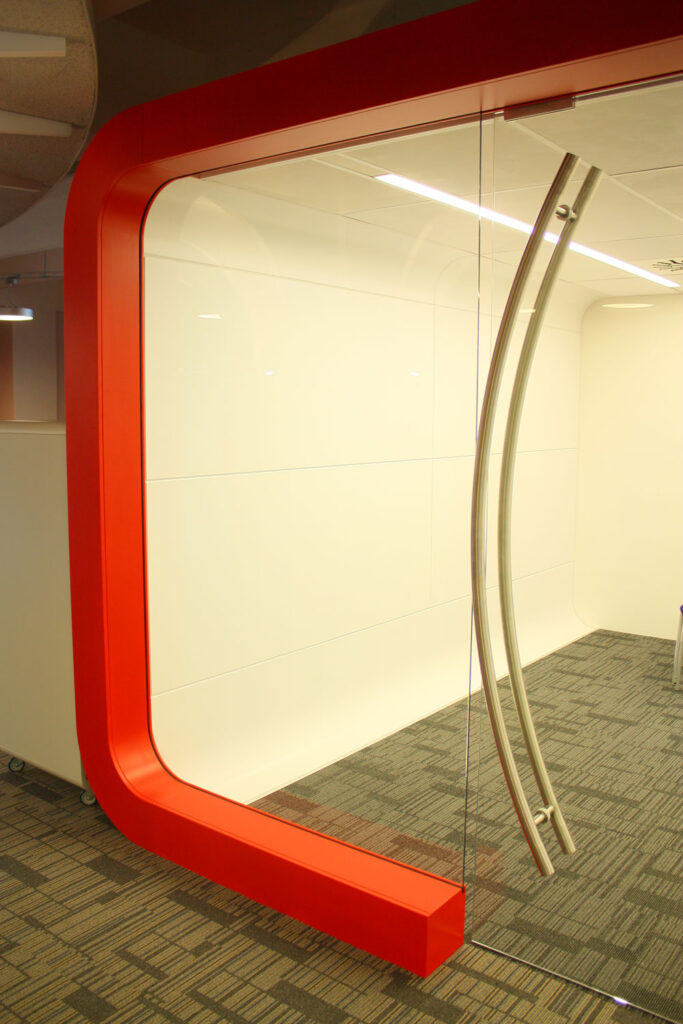 Nerezové madlo na skleněných dveřích - ohýbaná trubka