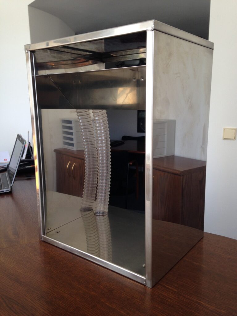 Stolek z leštěného nerezu, plastové vedení kabeláže