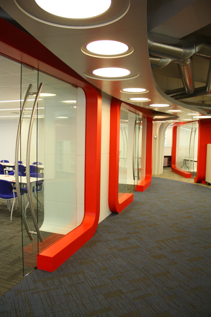 Nerezové madlo na skleněných dveřích - ohýbaná trubka