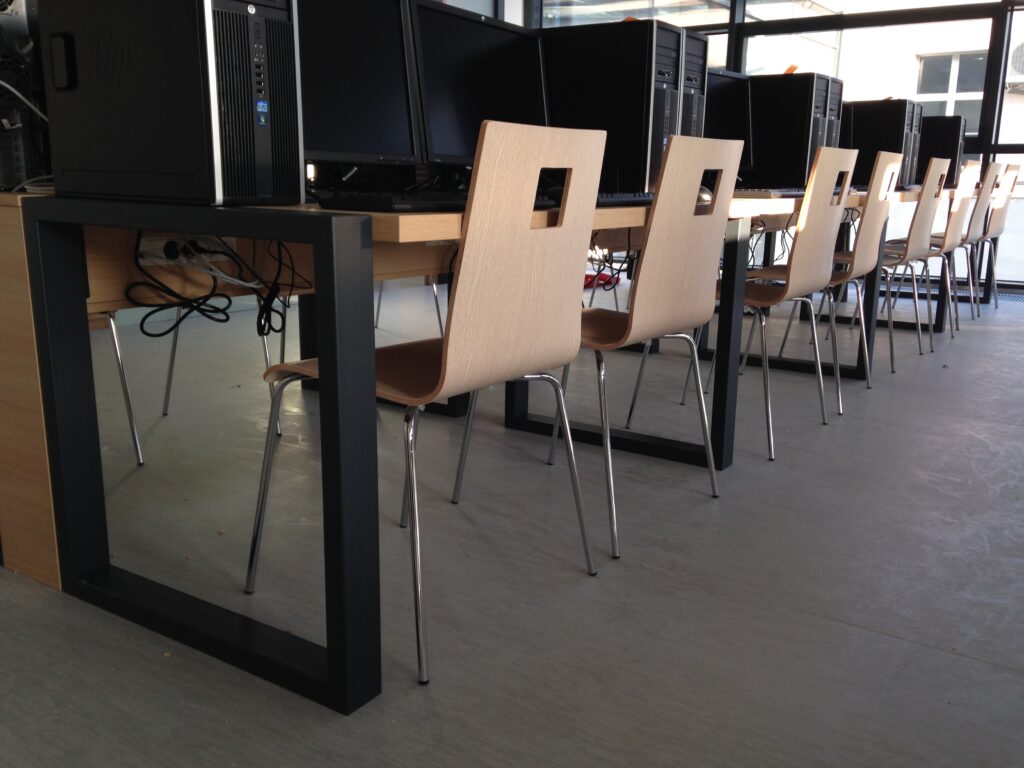 Uzavřená podnož profil 80x40 mm, kotvení do podlahy