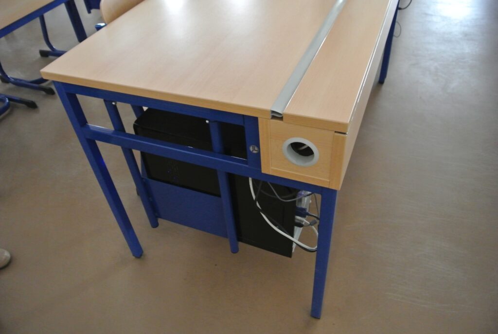 Atypická školní lavice, úprava pro nosič elektroinstalace z lamina