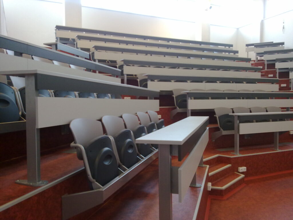 Konzole pro sklopné lavice kotvené do zdi