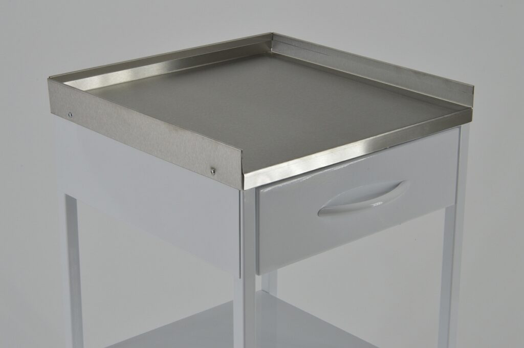 Detail pojízdného stolku, kombinace nerezu s povrchovou úpravou RAL