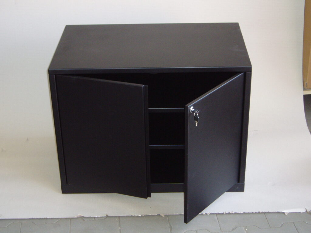 Uzamykatelná skříňka s policemi