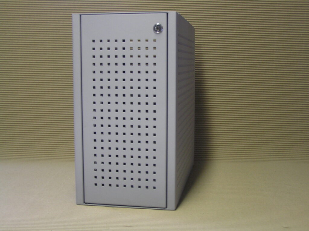 Uzamykatelný nosič PC z děrovaného plechu