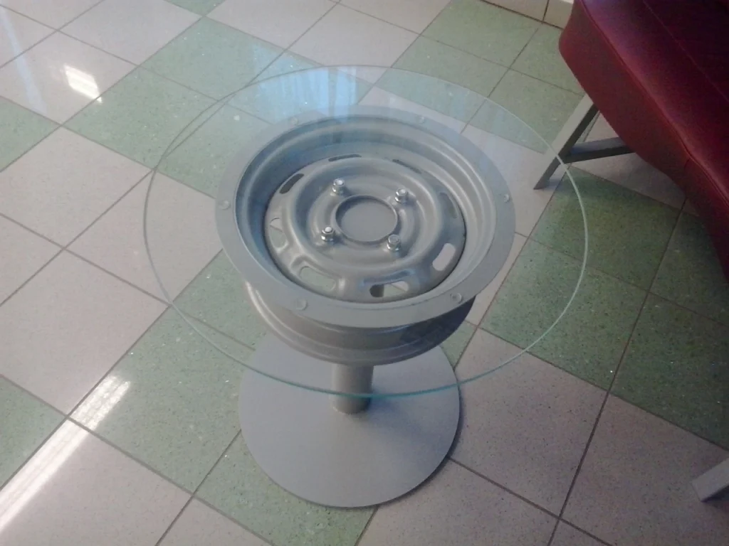 Atypická centrální noha pod skleněnou desku