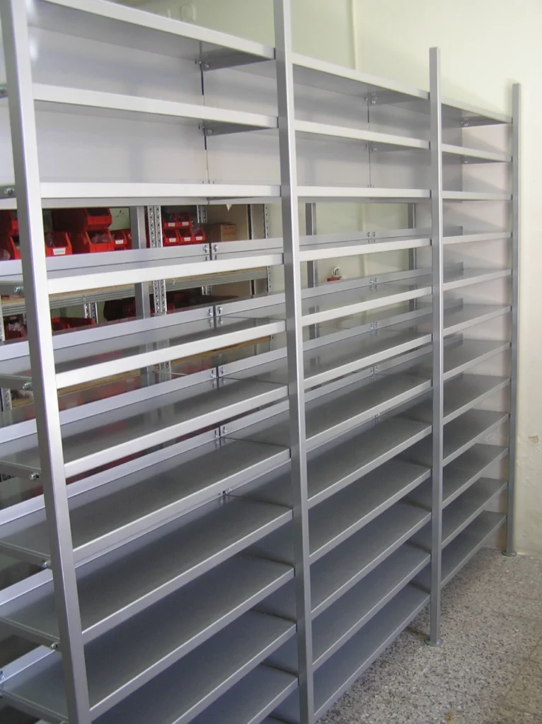 Skladový regál pro spojovací materiál