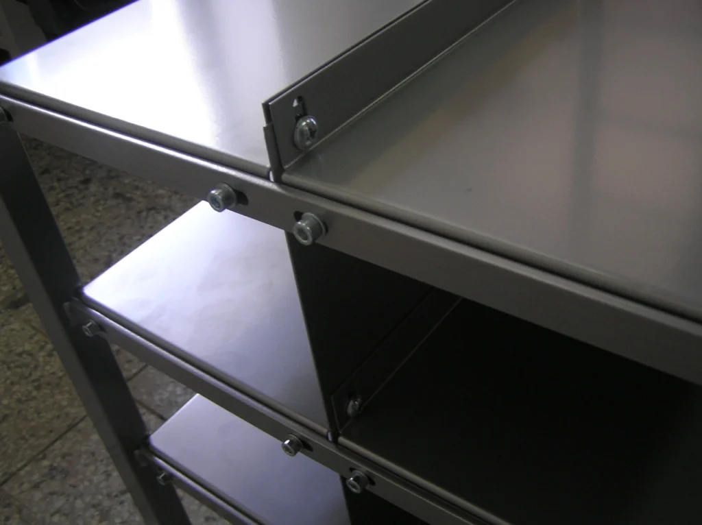 Skladový regál pro spojovací materiál