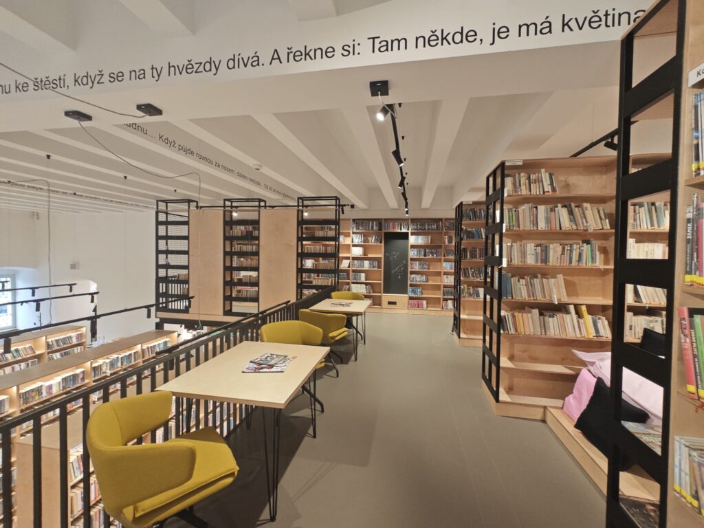 Kovové prvky knihovny