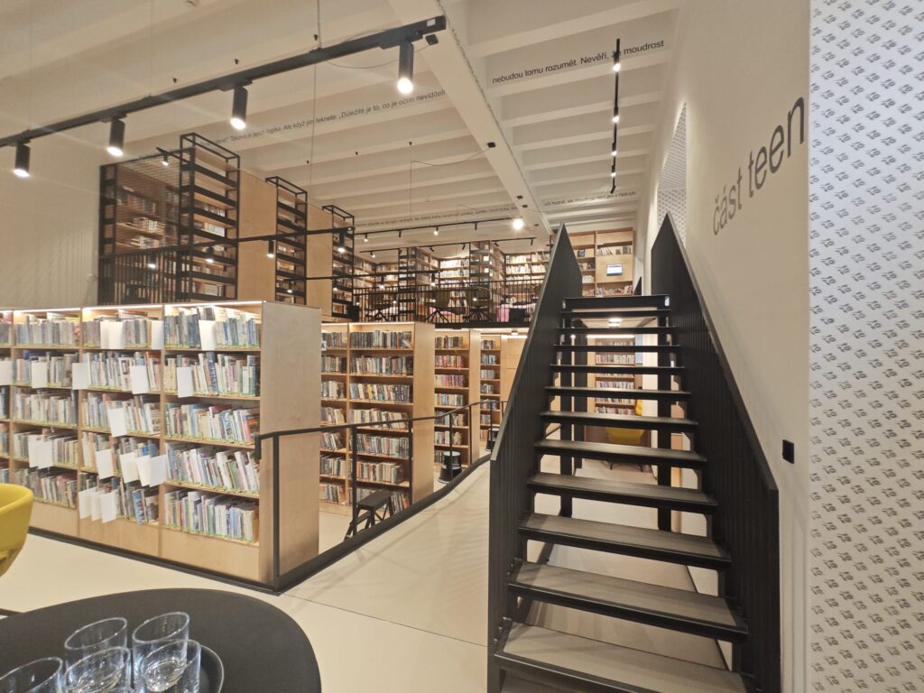 Kovové prvky knihovny