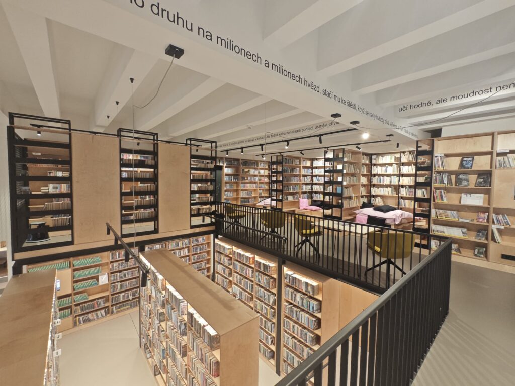 Kovové prvky knihovny