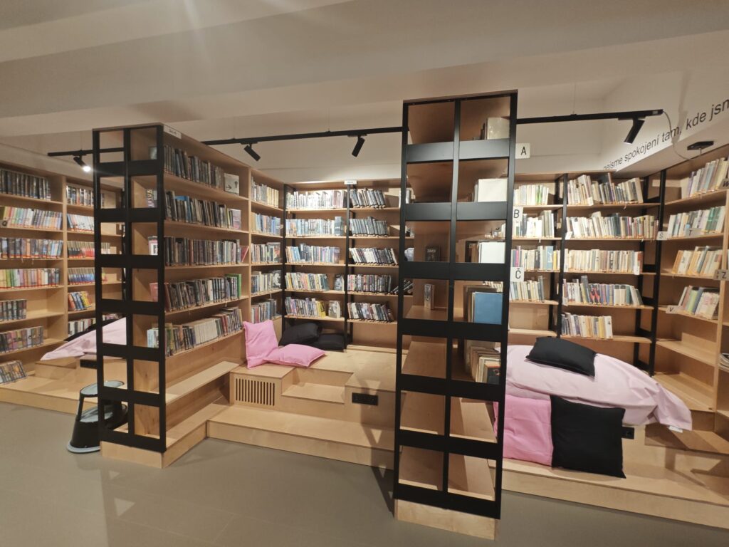 Kovové prvky knihovny