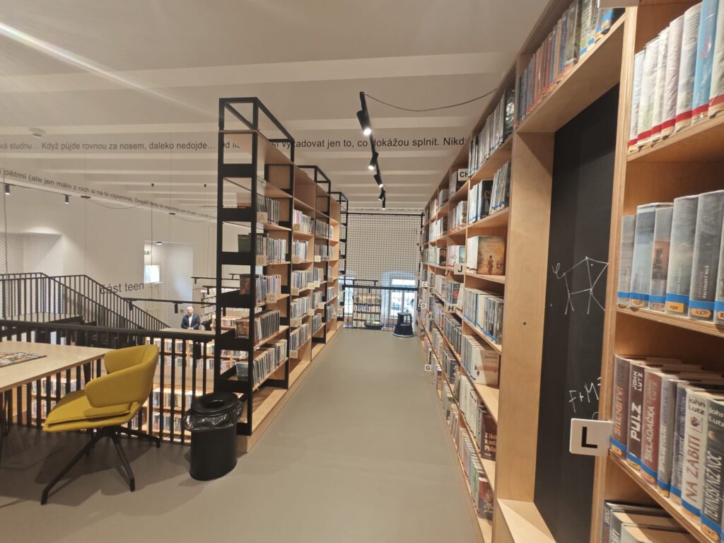 Kovové prvky knihovny