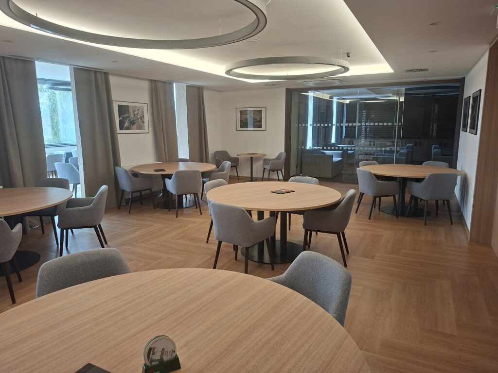 Centrální nohy k jídelním stolům