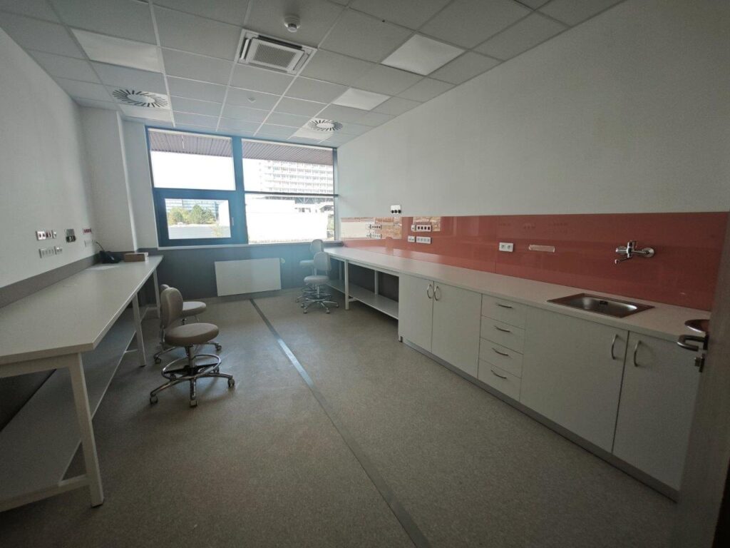 Podnož pod laboratorní stůl